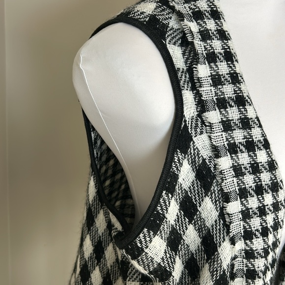 Black & White Houndstooth Sweater Vest – One Size – NWT - Picture 4 of 5